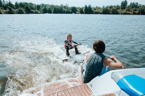 有关wakesurfing, 女儿, 安全装备的免费素材图片