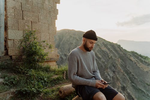 有关（顶部有小羊毛球的）羊毛帽子, 人, 休闲的免费素材图片