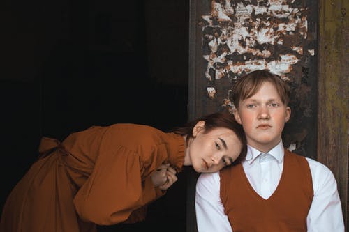 有关倚, 坐, 女孩的免费素材图片