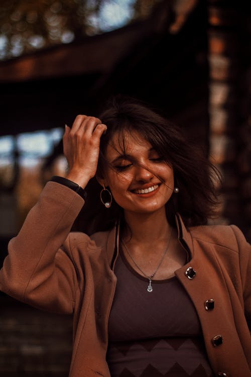 有关人, 修理头发, 垂直拍摄的免费素材图片