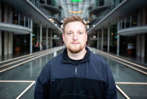 有关休闲服装, 办公室内部, 室内的免费素材图片