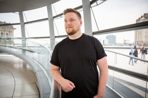 有关t恤, 上班族, 休闲服装的免费素材图片