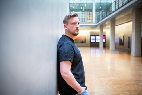 有关办公室内部, 双手插在口袋里, 室内的免费素材图片