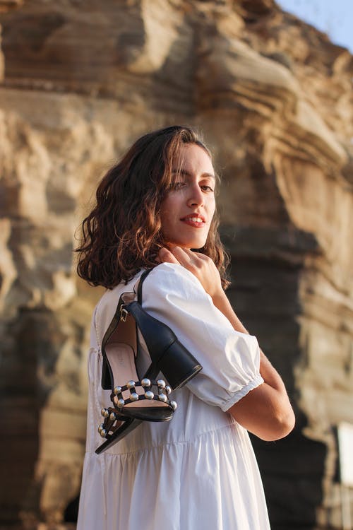 有关在肩膀上, 女人, 岩石的免费素材图片