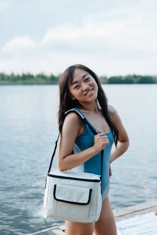 有关保温袋, 女人, 微笑的免费素材图片