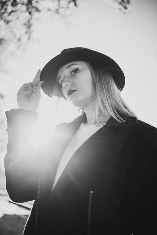 有关低角度视图, 单色, 大衣的免费素材图片