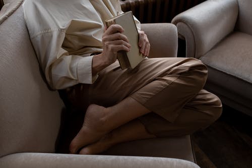 有关人的手, 单人沙发, 坐的免费素材图片