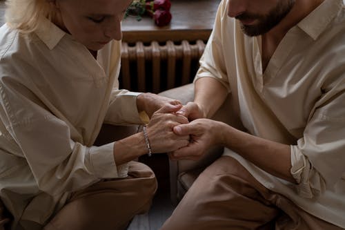 有关一对, 人, 单人沙发的免费素材图片