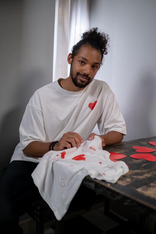 有关t恤, 人, 坐的免费素材图片