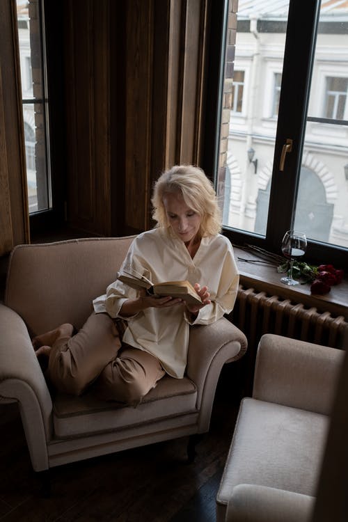 有关单人沙发, 坐, 女人的免费素材图片