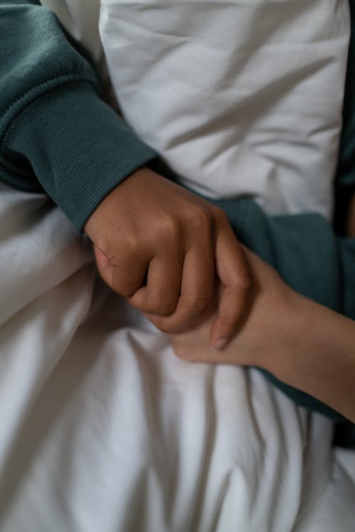 有关一对, 两个人, 人类的手的免费素材图片