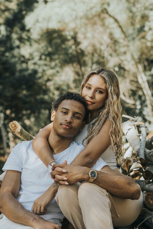 有关t恤, 人, 休闲服装的免费素材图片