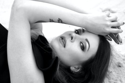 有关单色, 女人, 摆姿势的免费素材图片