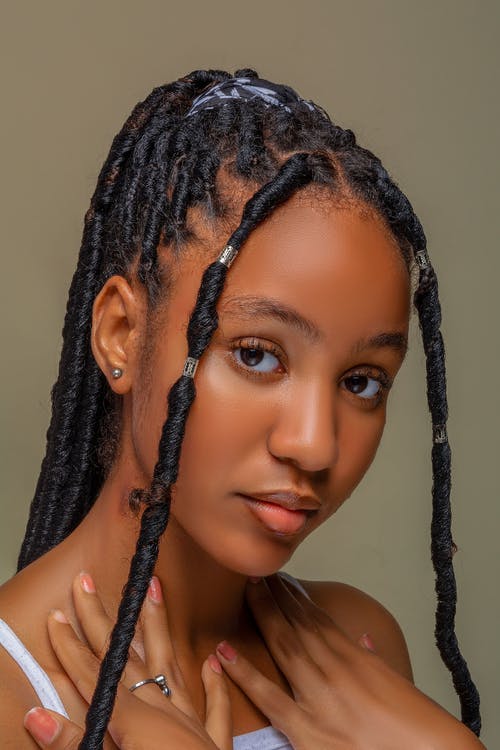 有关双手放在胸前, 垂直拍摄, 女人的免费素材图片