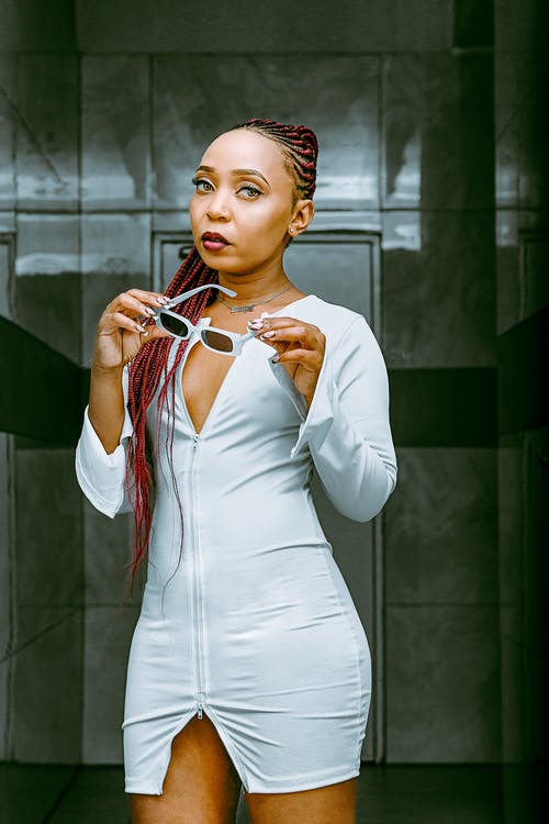 有关低角度视图, 墨镜, 室内的免费素材图片