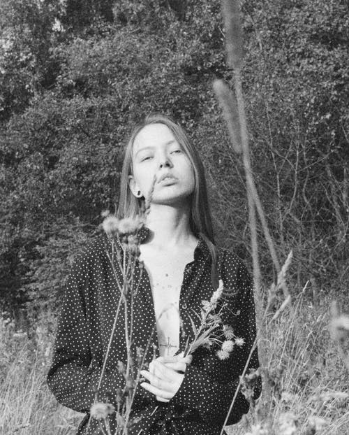 有关单色, 垂直拍摄, 女人的免费素材图片