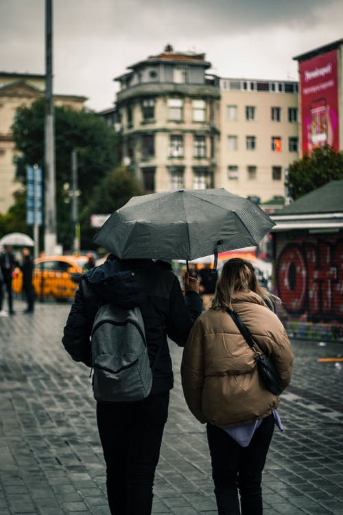 有关一对, 一起, 下雨天的免费素材图片