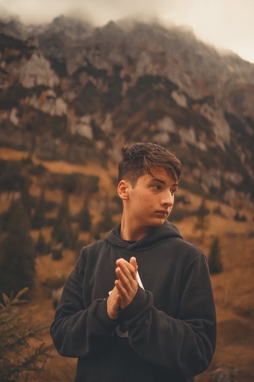 有关双手合十, 夹克, 年轻人的免费素材图片