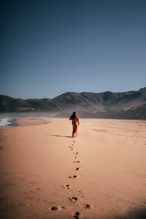 有关垂直拍摄, 女人, 山的免费素材图片