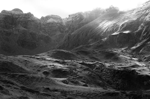 有关岩山, 景观, 灰度摄影的免费素材图片