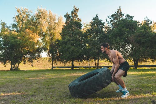 有关人, 大轮胎, 很重的的免费素材图片