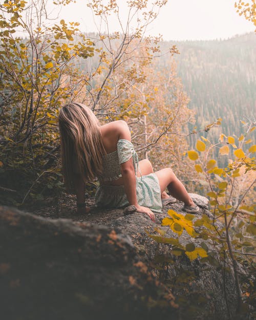 有关人, 坐, 垂直拍摄的免费素材图片