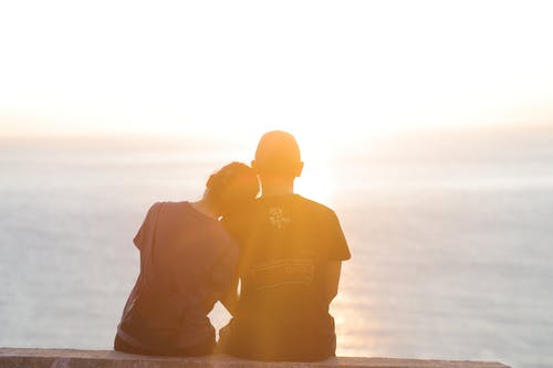 有关一对, 一起, 坐的免费素材图片