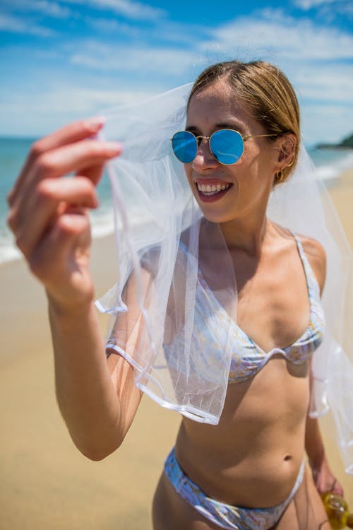 有关墨镜, 女人, 成人的免费素材图片