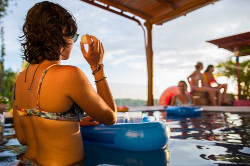 有关坐, 墨镜, 女性的免费素材图片