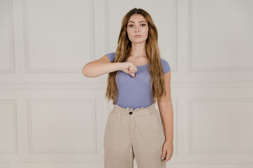 有关t恤, 女人, 室内的免费素材图片