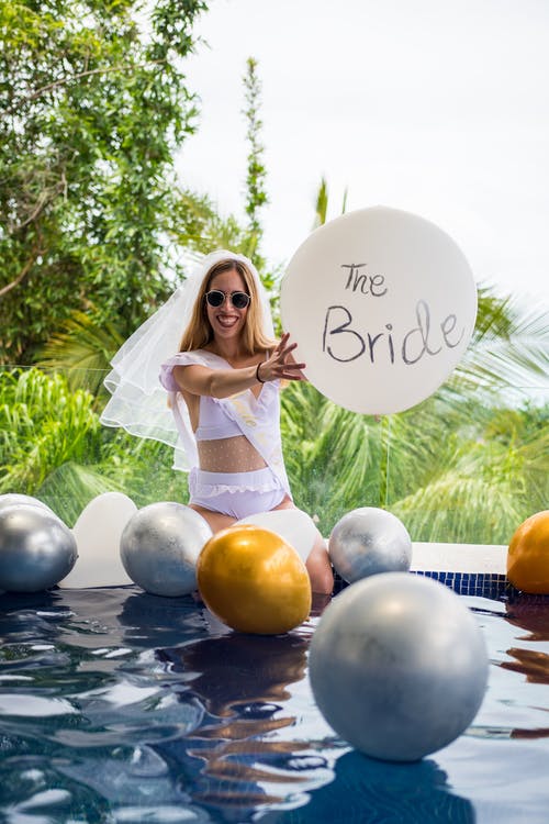 有关坐, 墨镜, 女人的免费素材图片