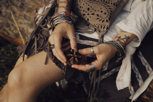 有关人体腿, 人的手, 手链的免费素材图片