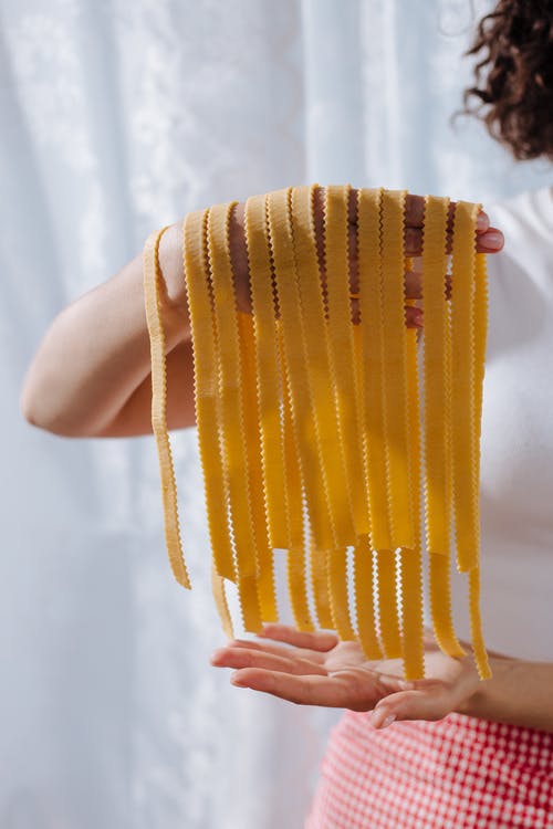 有关垂直拍摄, 女人, 意大利美食的免费素材图片