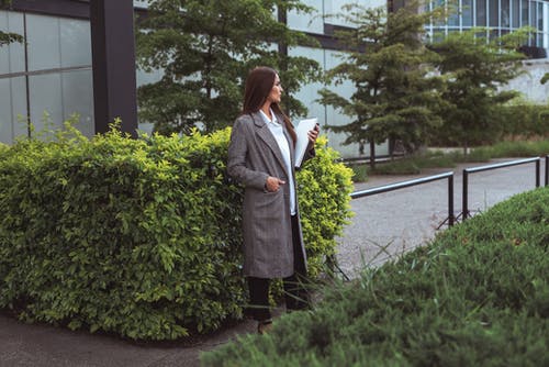 有关大衣, 女人, 握住的免费素材图片