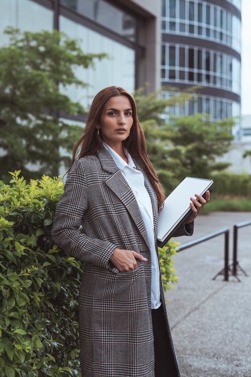有关大衣, 女人, 女商人的免费素材图片