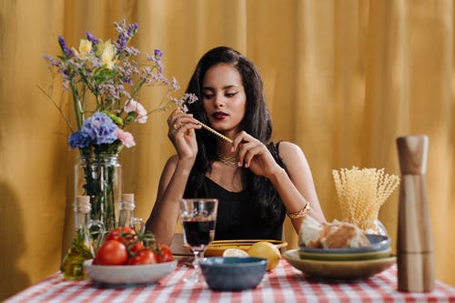 有关坐, 女人, 意大利美食的免费素材图片