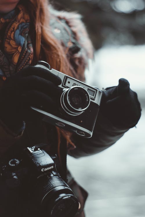 有关女人, 握住, 摄影师的免费素材图片