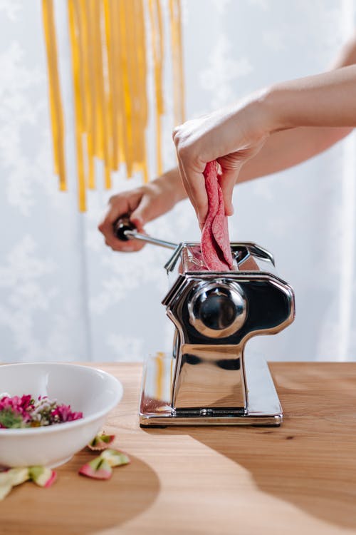 有关准备食物, 女人, 厨房的免费素材图片