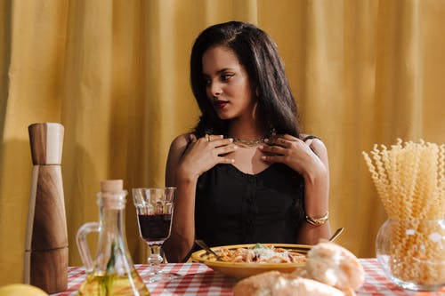 有关化妆品, 坐, 女人的免费素材图片