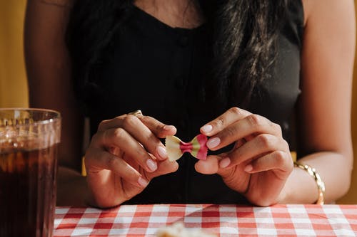 有关一块意大利面, 人的手, 可乐的免费素材图片