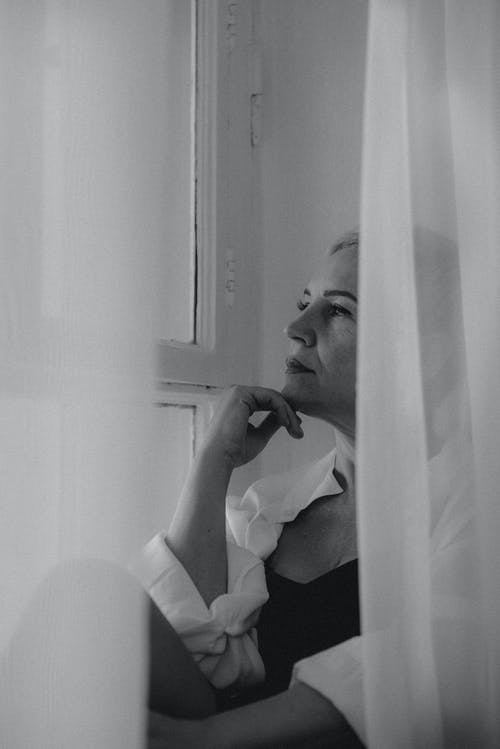 有关側面圖, 在窗户旁边, 坐的免费素材图片