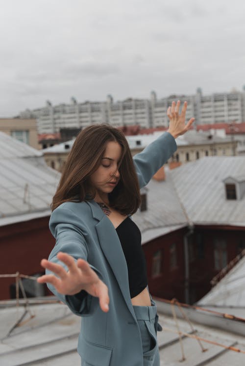 有关夹克, 女人, 屋顶的免费素材图片