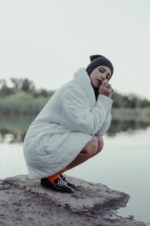 有关大衣, 帽子, 年轻的女性的免费素材图片