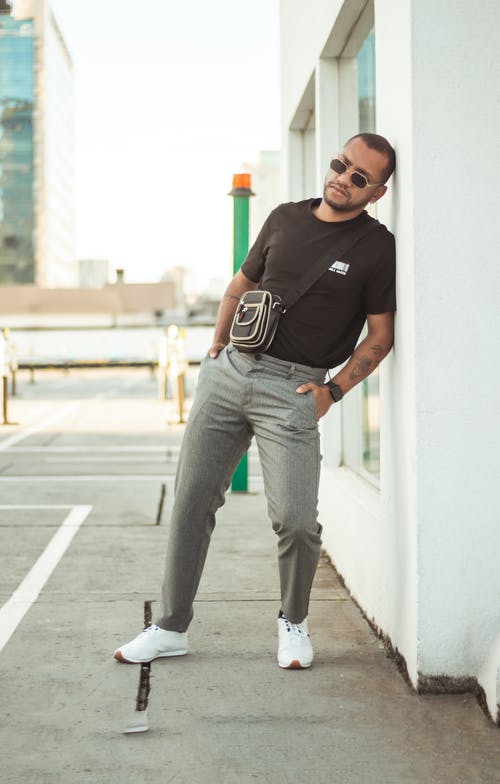 有关t恤, 休闲服装, 太阳镜的免费素材图片