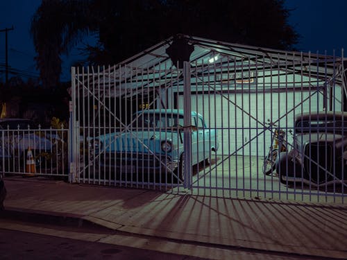 有关停, 围栏, 在晚上的免费素材图片