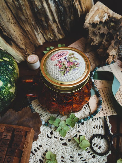 有关剪刀, 十字绣, 树叶的免费素材图片