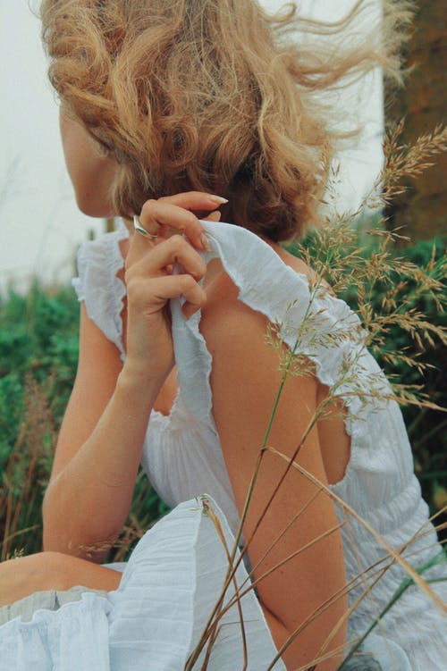 有关坐, 垂直拍摄, 女人的免费素材图片