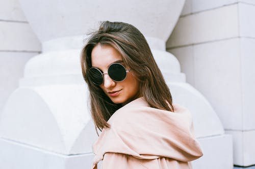 粉红色的长袖外套，戴着黑色太阳镜的女人 · 免费素材图片