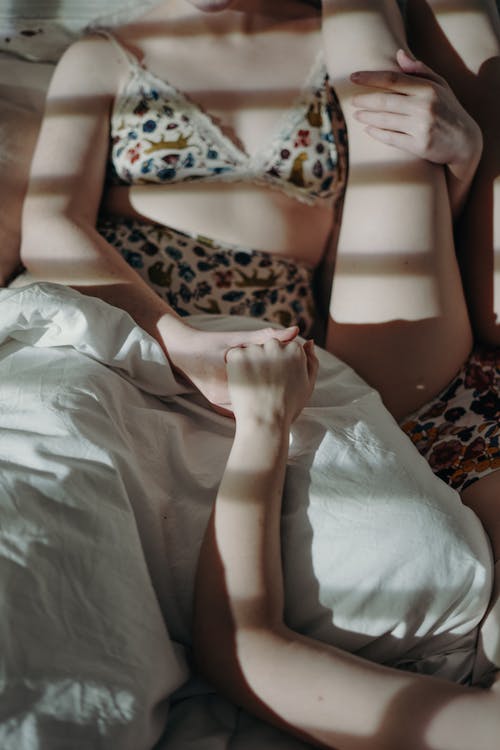 豹纹胸罩躺在床上的妇女 · 免费素材图片