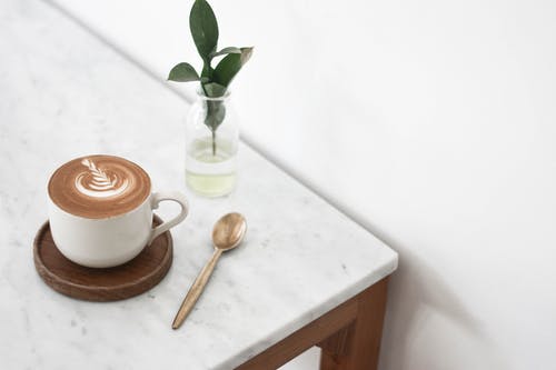白色陶瓷杯装满卡布奇诺咖啡 · 免费素材图片